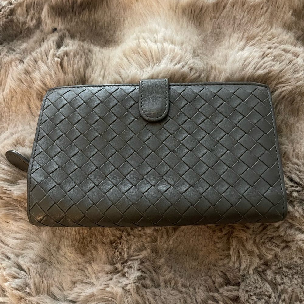 Elegant Bottega Veneta wallet woven leather. Very classic.